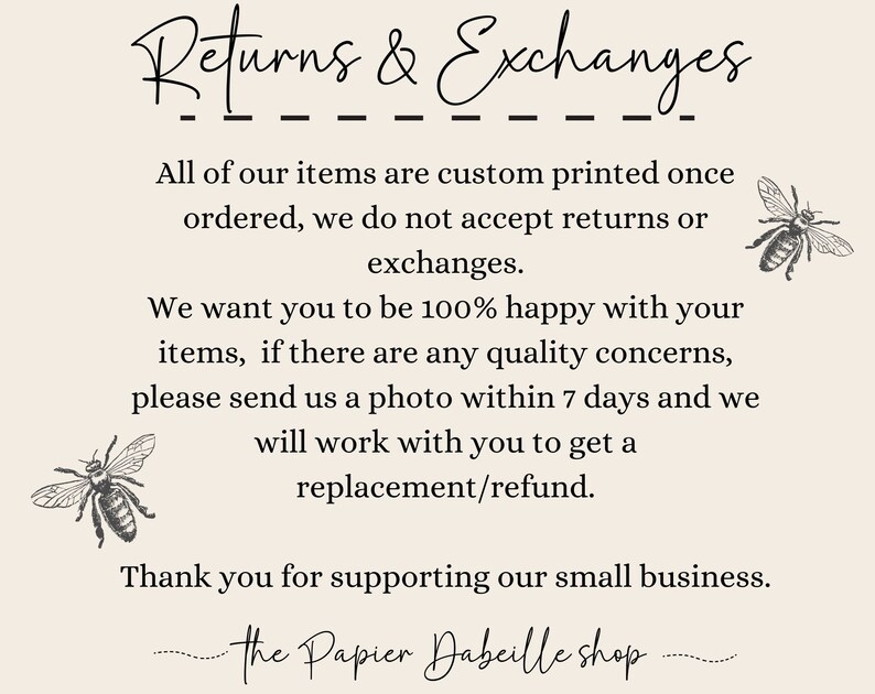 K&ouml;nnte beinhalten: Eine beige Karte mit dem Text "Returns & Exchanges" in eleganter Schrift. Die Karte beschreibt die R&uuml;ckgabebedingungen des Shops, einschlie&szlig;lich Sonderanfertigungen und Qualit&auml;tsproblemen. Dekorative Bienenillustrationen sind vorhanden.