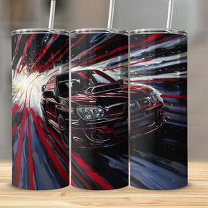 Könnte beinhalten: Ein schwarzer und roter Subaru Impreza WRX STI vor einem abstrakten weißen und blauen Hintergrund. Das Auto ist in Bewegung und der Hintergrund ist verschwommen. Das Bild ist auf einen Edelstahlbecher gedruckt.