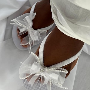 White Bridal flipflops. Flipflops for bride bridal party . Hen do slippers. Bridal shower flip flops. Gift for her. Gift for bride.
