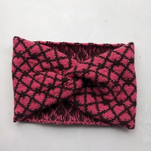 Serre-tête cache-oreilles en laine mérinos marron chocolat avec coeurs roses image 3