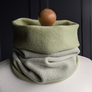 Reversible merino wool snood pale pastel green and ecru image 2