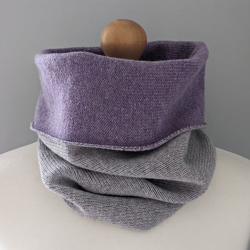 Reversible merino wool snood pale grey and lilac image 3