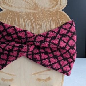Serre-tête cache-oreilles en laine mérinos marron chocolat avec coeurs roses image 2
