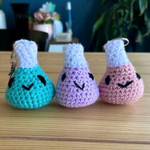 Erlenmeyer flask plushie keychain | Handmade crochet amigurumi | Chemistry, science, laboratory