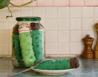 Hochet cornichon fait main, Peluche de légume texturé pour shower et cadeau naissance