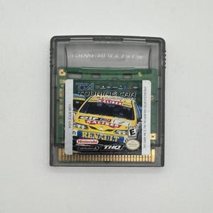 以下が含まれることがあります： ゲームボーイカラー用ゲームカートリッジ「ツーリングカーチャンピオンシップ」。黄色のルノーの車に「Grif Kalib」の文字が書かれている。ゲームはPEGIによってE for Everyoneに格付けされている。