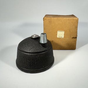 Puede incluir: Un juego de tres tazas de cerámica con un acabado moteado y mate. Las tazas son de color crema, gris claro y gris oscuro. Cada taza tiene un diseño simple y minimalista y un asa redondeada.