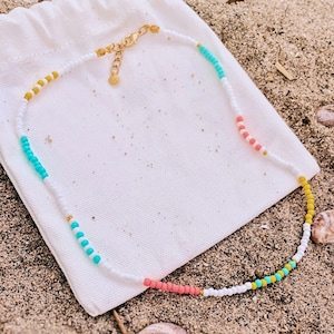 Collar de cuentas de semillas junto a la piscina