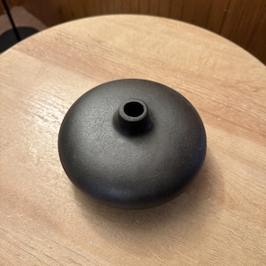 Modern Black Ceramic Bud Vase – Matte Minimalist Ikebana Vase, Small Round Vase for Japandi Decor, Zen Shelf Accent, Unique Handmade Pottery
