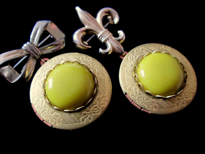 Chartreuse Bride and Groom Vintage Locket Pins, Brooches, Bridal Party, Groomsmen, Bridesmaids, Wedding, Bow, Fleur de Lis, Reclaimed, Reuse image 1