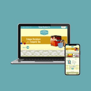 Peut inclure: Un ordinateur portable et un smartphone affichent un site Web pour "Vintage Furniture Co.". Le site Web présente un logo avec un design d'étoile et le texte "Unique Furniture for Uniquely You". L'écran de l'ordinateur portable montre une femme sur un canapé rouge.