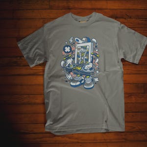 Cartoon DJ King Card T-shirt, grappig muziekliefhebber T-shirt, eigenzinnig speelkaartshirt, DJ-cadeau, casinokleding