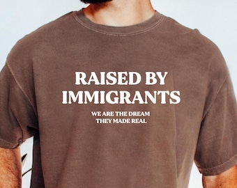 Maglietta Comfort Colors Raised By Immigrants, Maglietta per attivisti della giustizia sociale, Regalo pro immigrazione, Maglietta per i diritti umani, Dichiarazione di uguaglianza