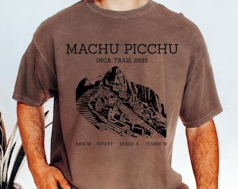 Puede incluir: Camiseta color espresso con un gráfico negro de Machu Picchu y el texto "Machu Picchu Inca Trail 2025". La camiseta también incluye coordenadas de altitud y longitud. Una camiseta casual y cómoda.