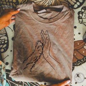 Menschliche Hand und Pfote Shirt, Komfortfarben Hundeliebhaber Shirt, Hund Pfotenabdruck Shirt, Geschenk für Hundemama, Tierliebhaber High Five T-Shirt, Hund Papa Geschenk