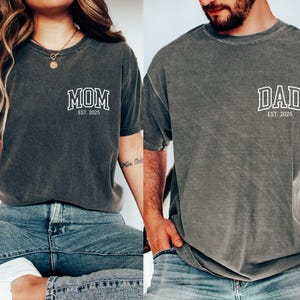 Camiseta de bolsillo personalizada para mamá y papá, camiseta con colores personalizados y cómodos, conjunto a juego para padres, regalo para mamá primeriza, camiseta para anunciar el embarazo