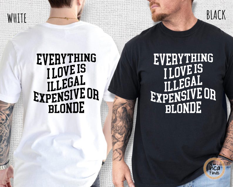 Pu&ograve; includere: Due magliette, una bianca e una nera, ciascuna con la frase "EVERYTHING I LOVE IS ILLEGAL EXPENSIVE OR BLONDE" stampata in grassetto bianco. La maglietta bianca &egrave; a sinistra, e quella nera &egrave; a destra.