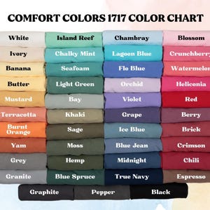 Op de afbeelding: Een kleurenkaart getiteld "COMFORT COLORS 1717 COLOR CHART" toont een verscheidenheid aan stoffen kleuren. De kaart bevat tinten als wit, ivoor, banaan, boter, mosterd, terracotta, verbrand oranje, yam, grijs en graniet.