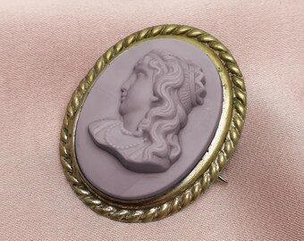 Broche Camée Vintage – Résine Dorée – Sans Marque
