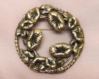 Broche grande vintage redondo de flores de gloria de la mañana estilo Art Nouveau corona floral textura en relieve latón artículo coleccionable regalo para mamá 2,5"