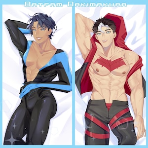 Peut inclure: Deux oreillers de corps illustrant des hommes en costumes de super-héros. L'oreiller de gauche représente un homme en costume noir et bleu avec un masque bleu. L'oreiller de droite représente un homme en costume rouge et noir avec un masque rouge. Le texte "BATFAM DAKIMAKURA" est en haut de l'image.
