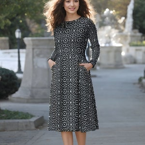 Vestido Elegante con Patrón en Blanco y Negro - Vestido Midi con Bolsillos, Perfecto para una Declaración de Moda Sofisticada y Atemporal