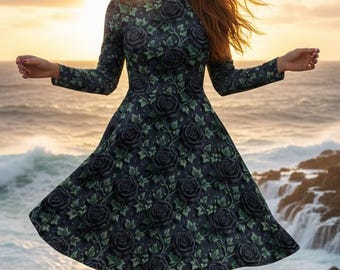 Puede incluir: Vestido verde oscuro con estampado de rosas negras y mangas largas. El vestido acampanado se combina con botas negras hasta la rodilla. El fondo muestra una puesta de sol sobre el mar.