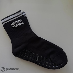 Calcetines Hot Girls Do Barre, calcetines antideslizantes para pilates, calcetines de entrenamiento antideslizantes, regalo para amantes del barre, accesorio para gimnasio imagen 1