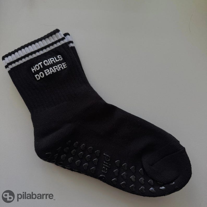 Calcetines Hot Girls Do Barre, calcetines antideslizantes para pilates, calcetines de entrenamiento antideslizantes, regalo para amantes del barre, accesorio para gimnasio imagen 1