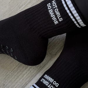 Calcetines Hot Girls Do Barre, calcetines antideslizantes para pilates, calcetines de entrenamiento antideslizantes, regalo para amantes del barre, accesorio para gimnasio imagen 2