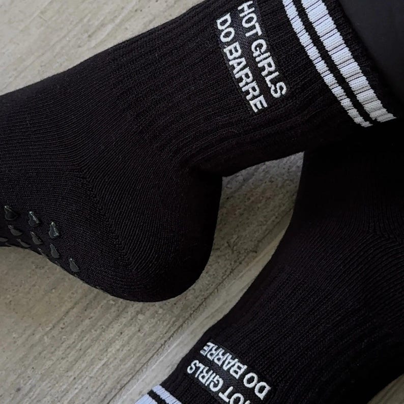 Calcetines Hot Girls Do Barre, calcetines antideslizantes para pilates, calcetines de entrenamiento antideslizantes, regalo para amantes del barre, accesorio para gimnasio imagen 2