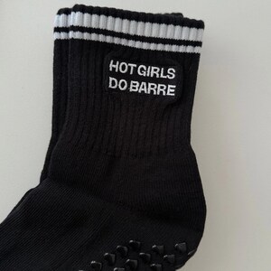 Calcetines Hot Girls Do Barre, calcetines antideslizantes para pilates, calcetines de entrenamiento antideslizantes, regalo para amantes del barre, accesorio para gimnasio imagen 5