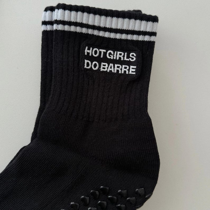 Calcetines Hot Girls Do Barre, calcetines antideslizantes para pilates, calcetines de entrenamiento antideslizantes, regalo para amantes del barre, accesorio para gimnasio imagen 5