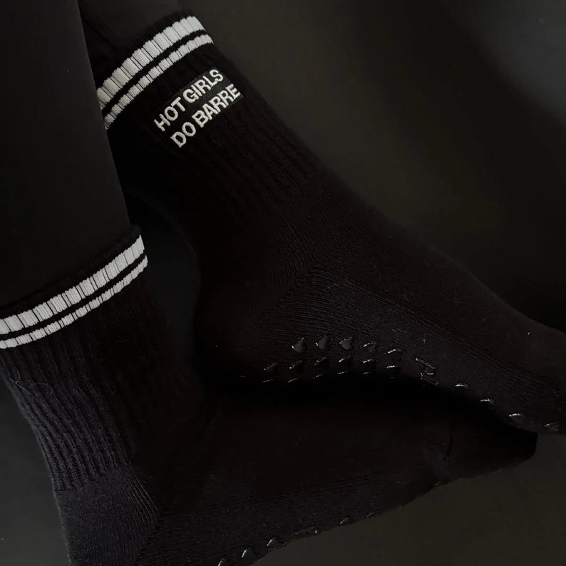 Calcetines Hot Girls Do Barre, calcetines antideslizantes para pilates, calcetines de entrenamiento antideslizantes, regalo para amantes del barre, accesorio para gimnasio imagen 3
