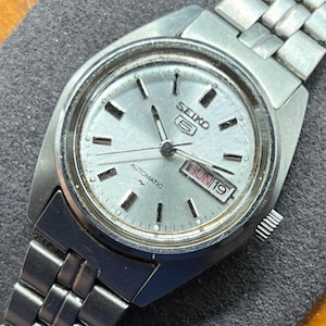 Vintage 70s or 80s womens Seiko Automatic watch Vintage 1970s Seiko Ladies Mechanical Watch 17 Jewels Silver  main image 3