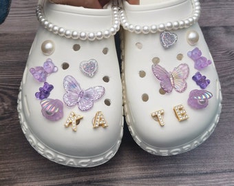 Set di ciondoli Crocs con nome personalizzato farfalla viola, ciondolo per scarpe con perle, accessori per ciondoli Crocs, regalo di fascino popolare, regalo di compleanno per lei