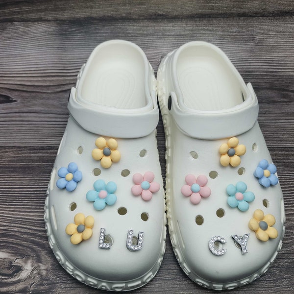 Noms personnalisés pour crocos, breloques fleurs, breloques pour accessoire, accessoires fleurs crocs, cadeau d'anniversaire pour elle, cadeaux des fêtes