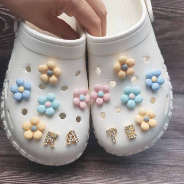 Noms personnalisés pour crocos, breloques fleurs, breloques pour accessoire, accessoires fleurs crocs, cadeau d'anniversaire pour elle, cadeaux des fêtes