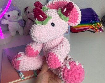 Erdbeer Trizeratops Plushie Kuscheltier Amigurumi