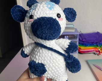 Blaubeer Kuh mit Tasche Kuscheltier Plüschtier Plushie Amigurumi