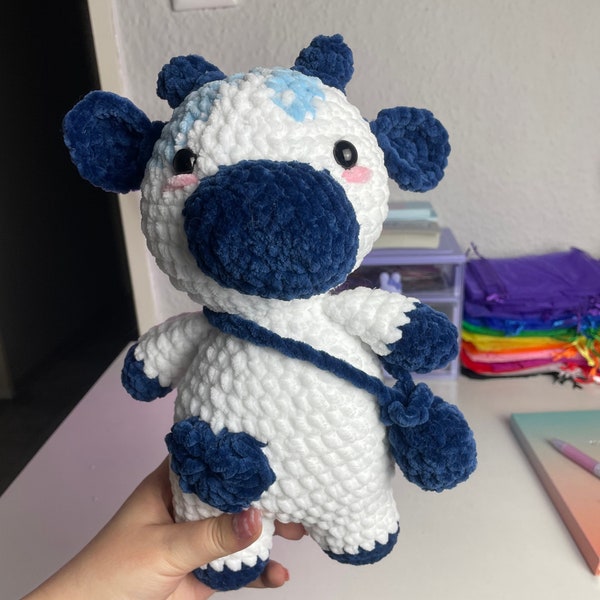 Blaubeer Kuh mit Tasche Kuscheltier Plüschtier Plushie Amigurumi