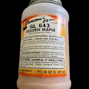 Puede incluir: Una botella de esmalte cerámico Duncan E-Z Flow GL 643 Golden Maple. El esmalte brillante semitransparente es para recipientes de alimentos. La etiqueta incluye instrucciones y una advertencia. Contiene 473 ml.