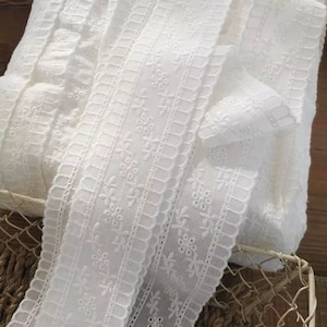 Embroidered Cotton Lace Trim: Floral Off White Wide Lace (2 meters)