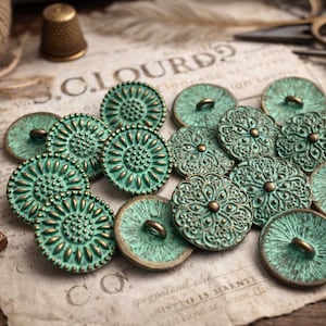 Botones vintage de metal con forma de flor verde de 17 mm, botones florales con pátina - 10 unidades