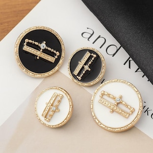 6 botones de metal con corona dorada: ideal para chaquetas, abrigos y blazers.