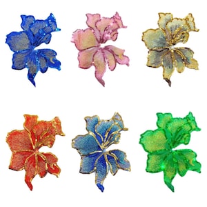 Puede incluir: Una taza de cerámica blanca con asa negra y el texto "But First, Coffee" en negrita negra. La taza se encuentra sobre un fondo borroso, resaltando su diseño limpio.