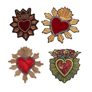 Pode incluir: Quatro patches bordados para passar a ferro com um coração vermelho com detalhes dourados e prateados. Os corações são rodeados por uma auréola dourada e alguns têm uma coroa no topo. Os patches são perfeitos para adicionar um toque de estilo vintage a roupas, malas ou outros acessórios.