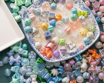 Miçangas acrílicas kawaii para artesanato, pingentes de flores e laços em tons pastel (mix aleatório) | Miçangas para artesanato estilo anos 2000 | Materiais para confecção de bijuterias - 50 gramas