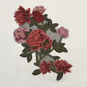 Puede incluir: Un diseño de bordado floral con flores rosas y rojas y hojas verdes sobre un fondo blanco.