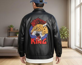 Svart läderbikerjacka med vrålande leopardmönster och lapp på ryggen - Anpassad broderad rockerväst - Unik streetwear-present till honom